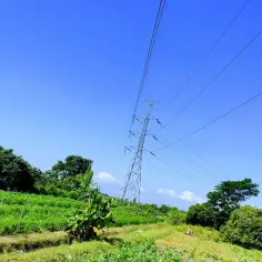 Jak skutecznie pozbyć się słupa energetycznego na działce bez problemów